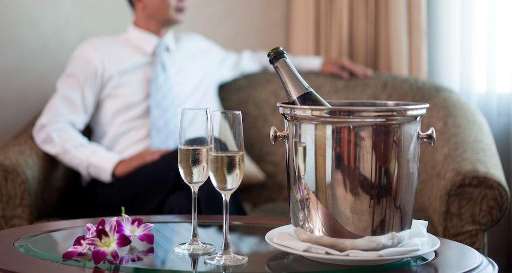 ホテル Intercontinental プノンペン エクステリア 写真