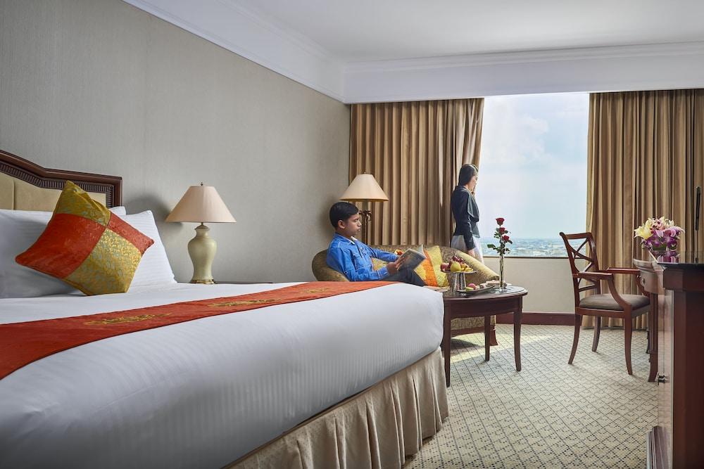 ホテル Intercontinental プノンペン エクステリア 写真
